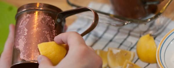 آموزش تمیز کردن ظرف مسی با آب لیمو و نمک